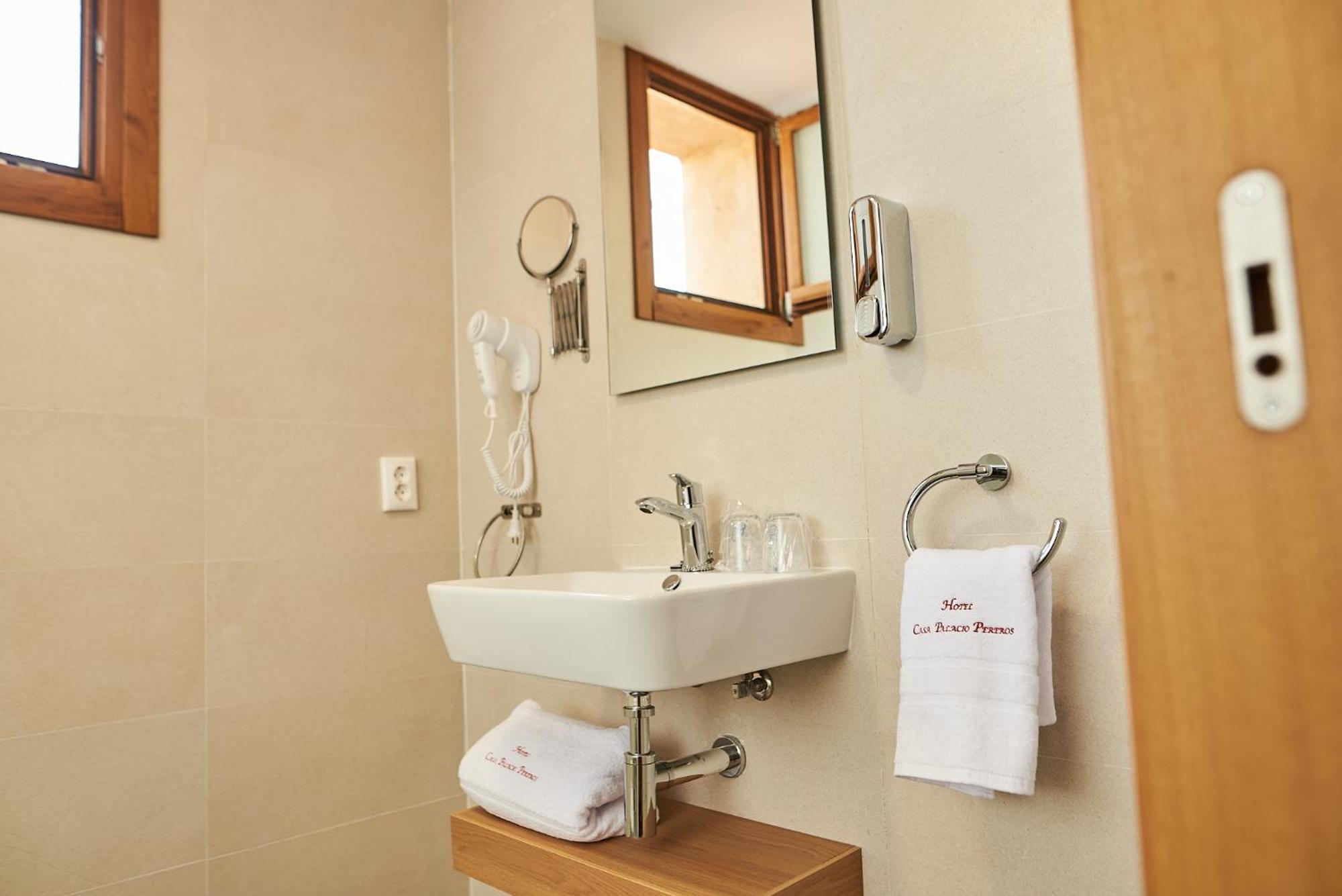 Hotel Casa Palacio Pereros Касерес Экстерьер фото